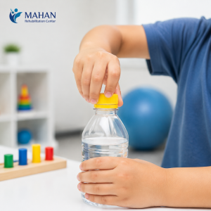 تمرین پیچاندن و باز و بسته کردن درب بطری جهت تقویت مهارت‌های چرخشی مچ دست و انگشتان در کاردرمانی ماهان