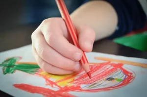 نحوه صحیح گرفتن مداد توسط کودک