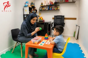 محیط واقعی اتاق کاردرمانی ذهنی و بازیدرمانی مرکز توانبخشی ماهان با تجهیزات مدرن و میز آموزش کودک